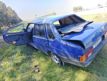VAZ (LADA): Mavi rəngdə olan VAZ 21099markalı avtomobil. Ehtiyat hissələri üçün