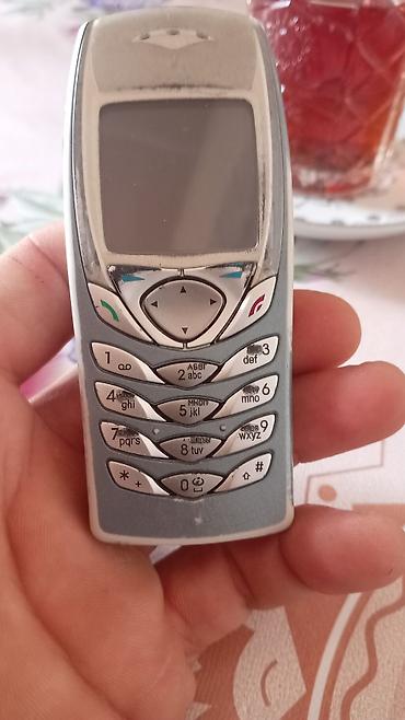 Köhnə tip düyməli mobil telefon Xüsusiyyətlər: - Monoxrom ekran -