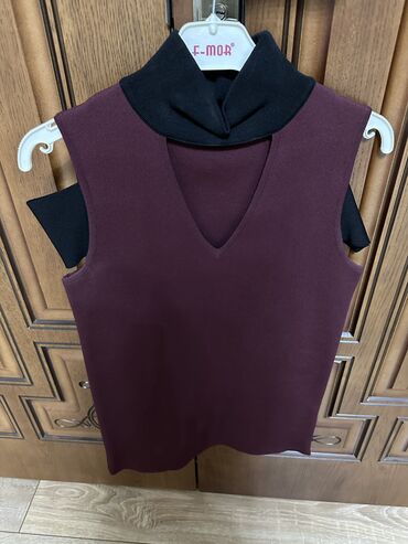 Köynək və bluzalar: 10 azn . Razmer S/M — 10