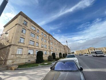 Uzunmüddətli kirayə mənzillər: Şəhərin prestij yerində yerləşir. Koroğlu Rəhimiv küçəsi ilə qalxanda — 10