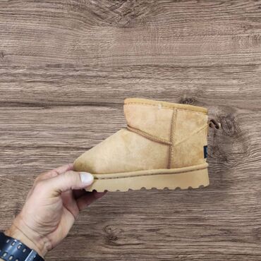 Ugg čizme: Ugg dečije čizmice crne krem kamel NOVO Novo Brojevi 35 do 36 fb — 4