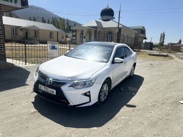 решетка на камри 70: Белый седан Toyota Camry с четырехдверным кузовом. Автомобиль оснащен