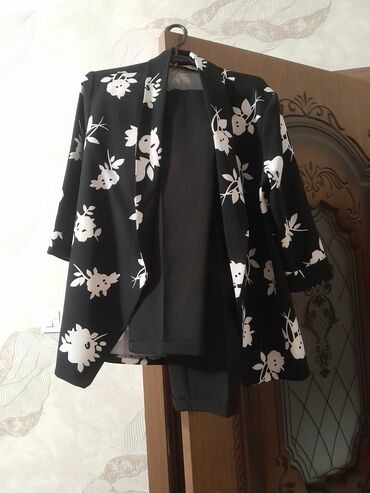 женские укороченные брюки: Qadın iki parçalı dəst – çiçək naxışlı pencək və klassik şalvar -