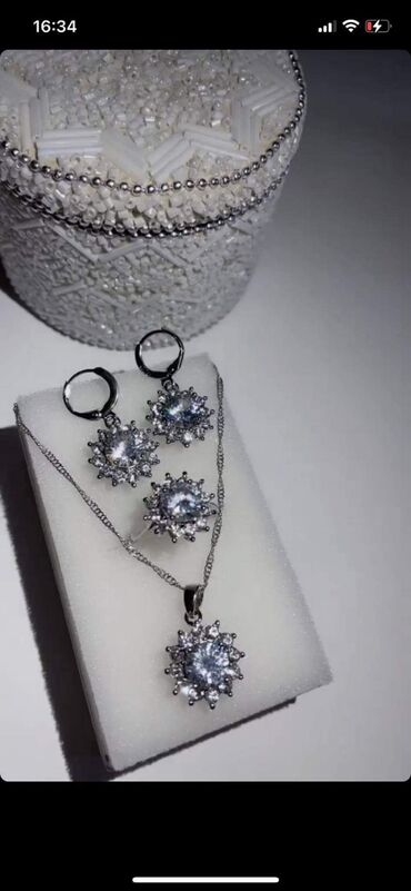 Setovi nakita: Kompleti nakita
Cena 1500din — 8