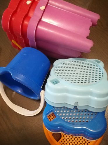 Igračke: Plastične kantice sa sitom 4 kom 600 din **3 kockaste 16 visinax13 cm — 7