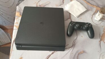 playstation 1 satilir: Sony PlayStation 4 Slim konsolu, istifadə olunmayıb, qara rəngdədir və