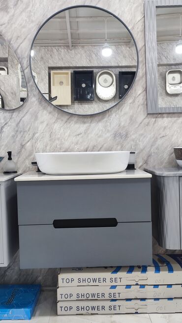 Ev üçün digər mebel: Ağ rəngli keramika lavabo və boz rəngli asma şkafdan ibarət hamam