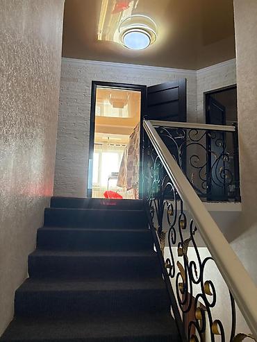 Продажа коттеджей и домов: 6 комнат и более, 220 м², 4 соток, Бишкек, Собственник — 30