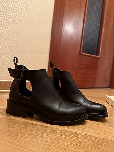 zara bot: Qadınlar üçün qara dəri botlar - Model: kəsik yan hissəli, arxa — 1