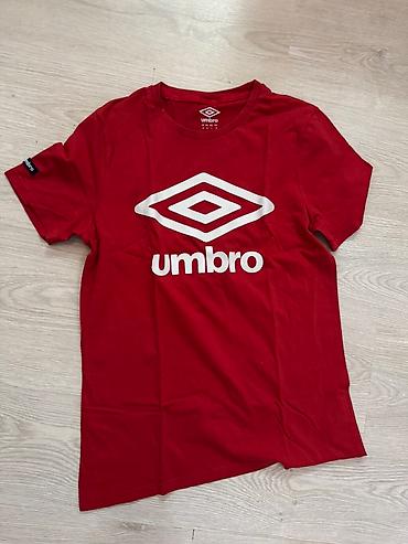 u klincu: Crvena Umbro majica kratkih rukava - Brend: Umbro - Model: klasična — 1