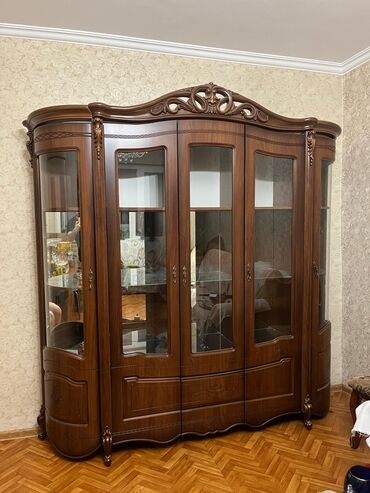 токмок шкаф: Сервант, Колдонулган, Жыгач