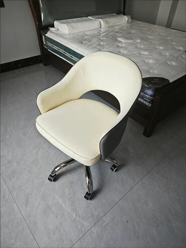офисные кресла: Офис креслолор, Дөңгөлөктүү, түсү - Саргыч боз, Экокожа, Акысыз жеткирүү