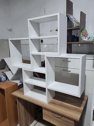 Yeni, Kitab rəfi, Düz