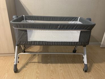 прикроватная кроватка: Продаж прикроватный манеж для малыша в идеальном состоянии. 4000 сом
