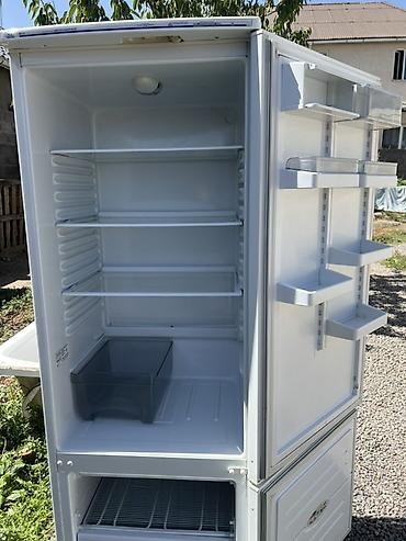 mini refrigerator: Холодильник двухкамерный, белого цвета, с нижней морозильной камерой — 3