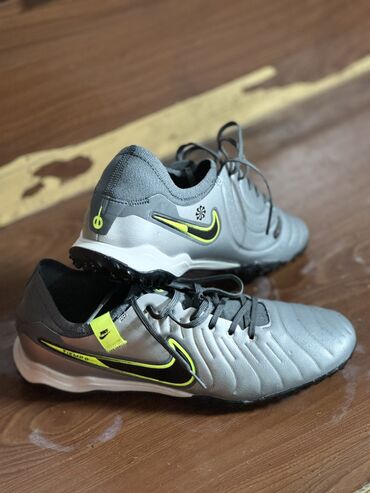 Кроссовки и спортивная обувь: 40 ножки для футбола новые сам заказал и размер не подошло