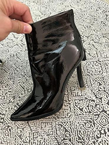 Ботинки и ботильоны: Женские ботильоны из лакированной натуральной черной кожи — 8