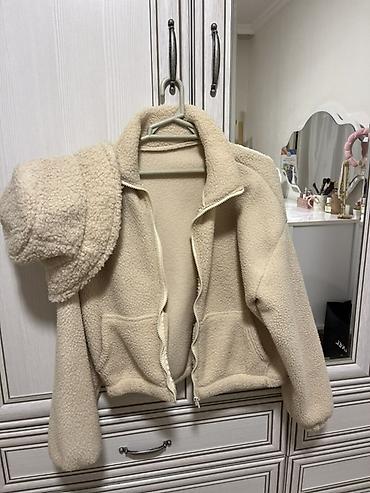 tuklu papaq: Bej rəngli teddy dəst – fermuarlı kürk jaket və uyğun bucket papaq - — 3