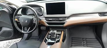 Другие детали салона: Автомобиль — кроссовер полноразмерных сидений. - Отделка — 15