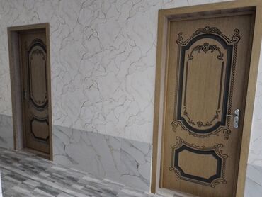 Лакокрасочные материалы: Ağ rəngli mərmər naxışlı divar kağızı və boz rəngli divar kağızı ilə