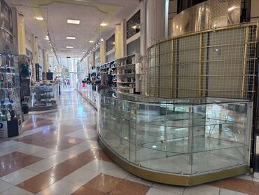 Mağazalar: Sahil metrosuna 3 dəqiqəlik məsafədə Tarqovuda yerləşən Xəqani ticarət — 9