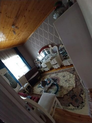 Həyət evləri və villaların satışı: Satılır: həyətli ev - Geniş, tam daş döşəməli həyət. Hündür, taxta — 4