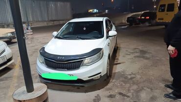 киа морнинг в рассрочку: Белый седан Kia Rio. Оборудован защитной накладкой на капот черного