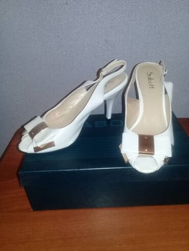 обувь белая: Продаю 37 размер босоножки фирмы Sabott белые с золотистыми вставками