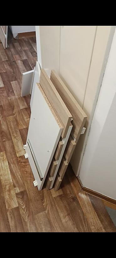 kuhinjski ormari: -Pult   se izradjuje se od Univera debljine 18mm u kombinaciji bele i — 3