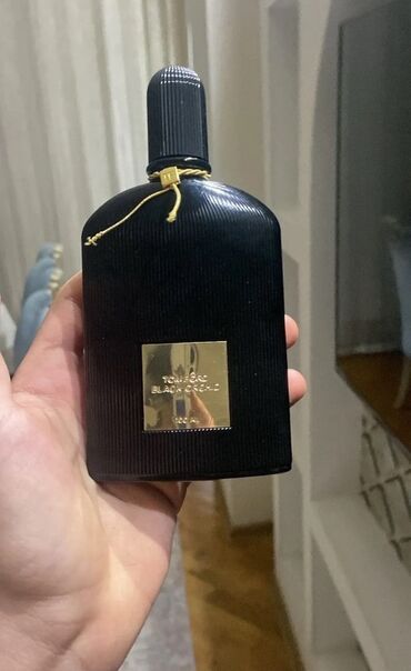 Ətriyyat: Tom Ford Black Orchid ətrinin 100 ml-lik şüşəsi. Bu ətir zərif qara