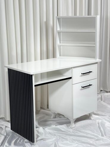 белый рабочий стол: Ağ rəngdə, müasir dizaynlı iş/oxu masası. - Geniş masaüstü – laptop