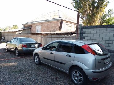 зарядное устройство для электромобиля: Серебристый хэтчбек Ford Focus с пятью дверями и легкосплавными
