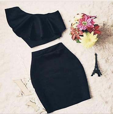 plisirani komplet: Komplet suknja malo iznad kolena i majica crop top na jedno rame sa — 1