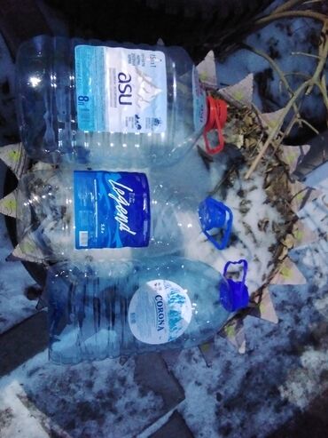 бочка вода: Продаю 5, 6 - литровые пластиковые бутылки, чистые из под воды по 8