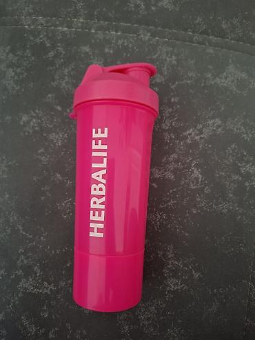 qantel su qabi: Herbalife shaker qabı Parlaq çəhrayı rəngdə, üzərində “HERBALIFE” — 1