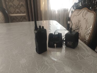 моторола рация: Портативная рация черного цвета с длинной антенной и встроенным