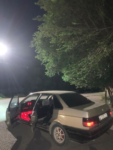 меняю дом на машину: Volkswagen Passat: 1990 г., 1.8 л, Механика, Бензин, Седан