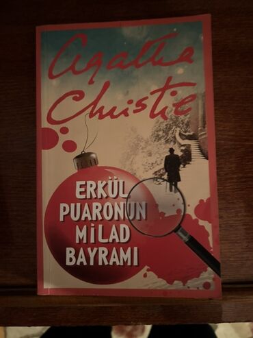 Aqata Kristinin "Erkül Puaronun Milad Bayramı" kitabı qırmızı və ağ