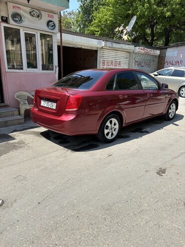 Chevrolet: Tünd qırmızı rəngdə, dördqapılı sedan tipli minik avtomobili