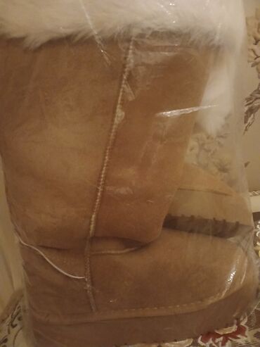 женские зимние кеды: Qadınlar üçün isti qış çəkmələri - Model: qısa “ugg” tərzi çəkmələr -