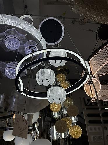 куплю люстру: Современная потолочная люстра с LED-подсветкой и декоративными — 1