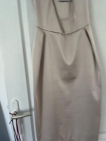 iris: Elegantna haljina midi dužine u bež/šampanj nijansi. Model sa kap — 4