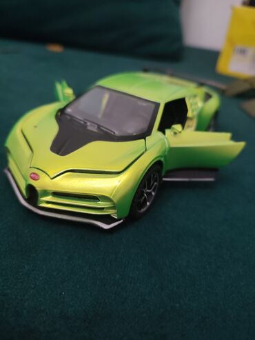 купить часы: Масштабная модель спортивного автомобиля Bugatti, выполненная в ярком