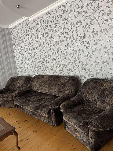 qalin adyal: Qonaq otağı üçün yumşaq mebel dəsti - Tərkib: 1 ədəd divan + 2 ədəd — 4