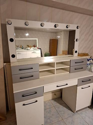Vizaj masası və güzgü komplekti - Geniş iş səthi olan kosmetik/saç