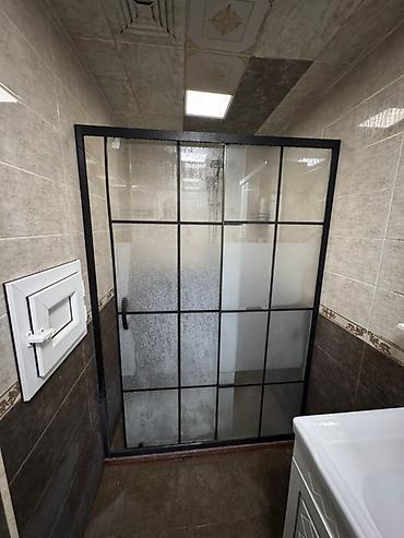 arakesme divar: Sənaye üslublu duş kabini – qara metal çərçivəli, kvadrat panelli — 1