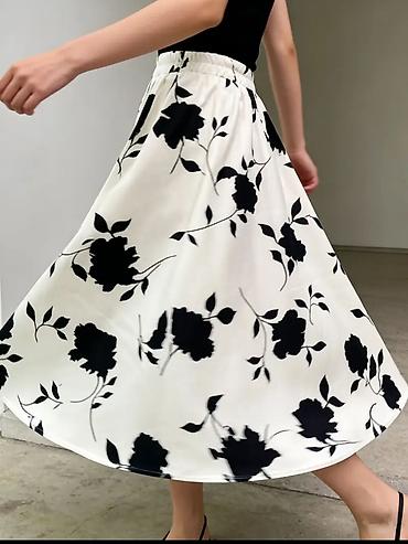 guess rsd: Midi suknja sa crno‑belim floralnim printom Velicina XL - Kroj — 1
