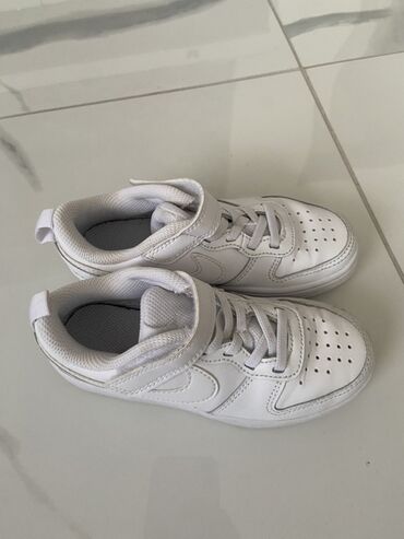 Patike: Komplet dečije obuće koji uključuje bele sportske patike sa čičak — 4