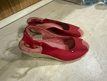 Basanoşka və səndəllər: Tommy Hilfiger qadın sandaleti – kətan materiallı, qırmızı rəngdə — 4