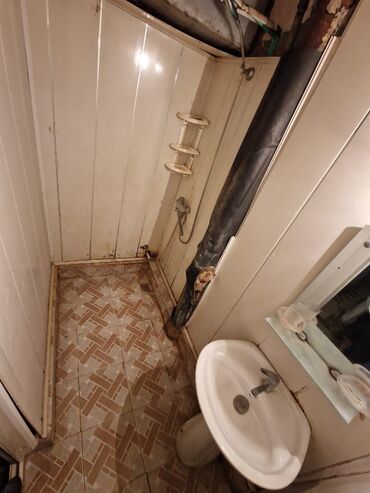 Kommersiya daşınmaz əmlakının satışı: Satılır: 1 mərtəbəli binanın altında yerləşən, ayrıca girişi olan — 11